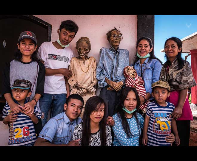 Cho người chết sống lại, đeo kính, hút thuốc chụp ảnh cùng gia đình